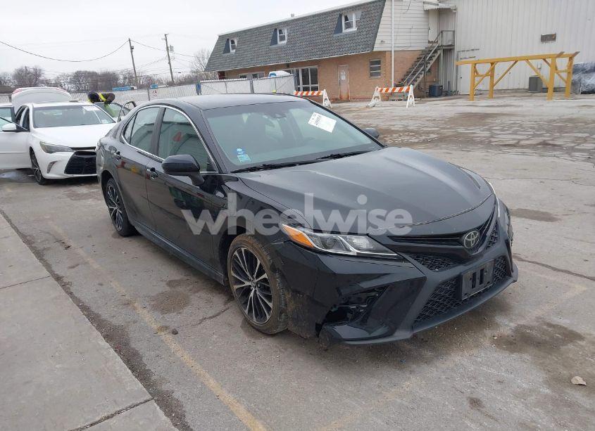 2018 Toyota Camry SE (VIN 4T1B11HK3JU623233) main photo