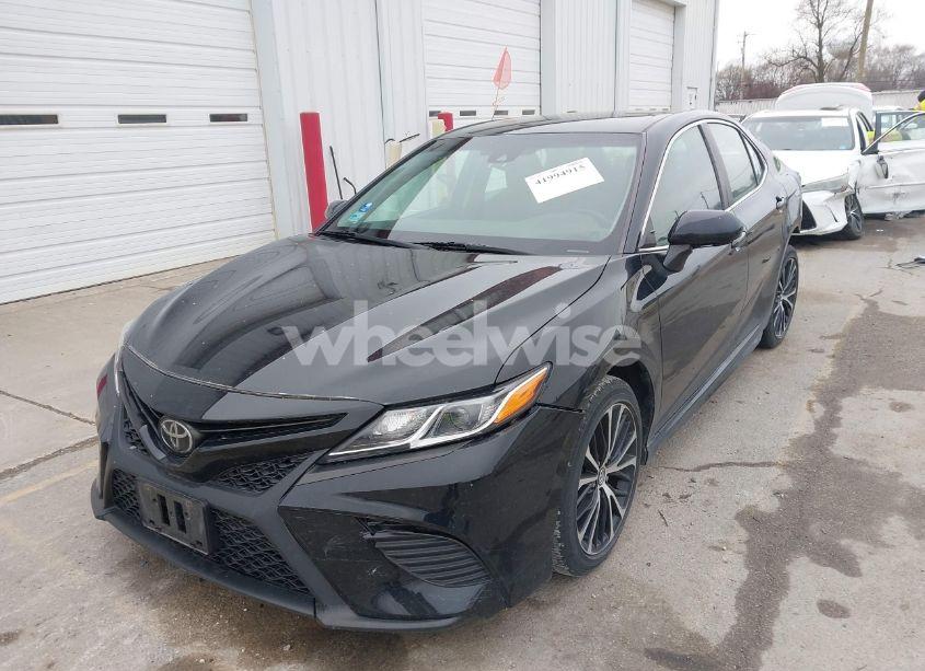 Photo 2 of 2018 Toyota Camry SE (VIN 4T1B11HK3JU623233)