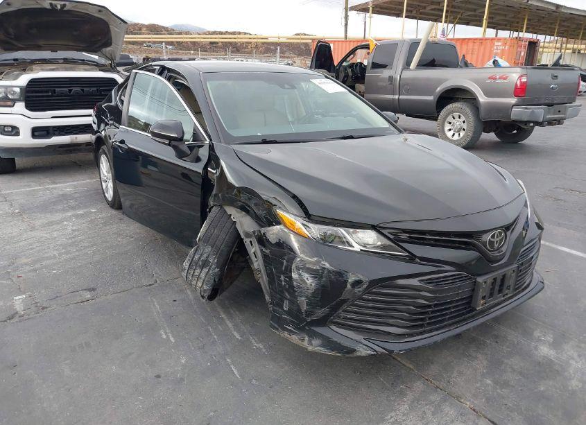 2018 Toyota Camry LE (VIN 4T1B11HK3JU627668) main photo