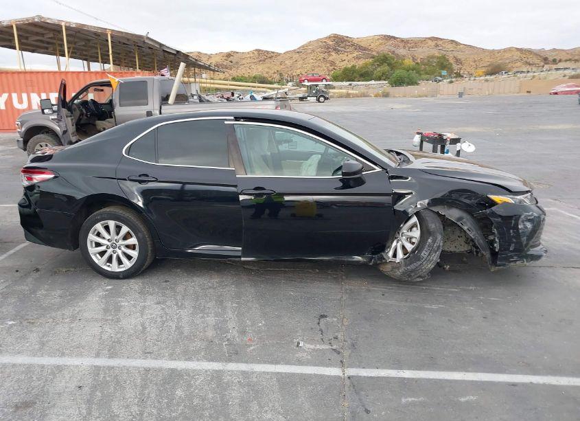 Photo 13 of 2018 Toyota Camry LE (VIN 4T1B11HK3JU627668)