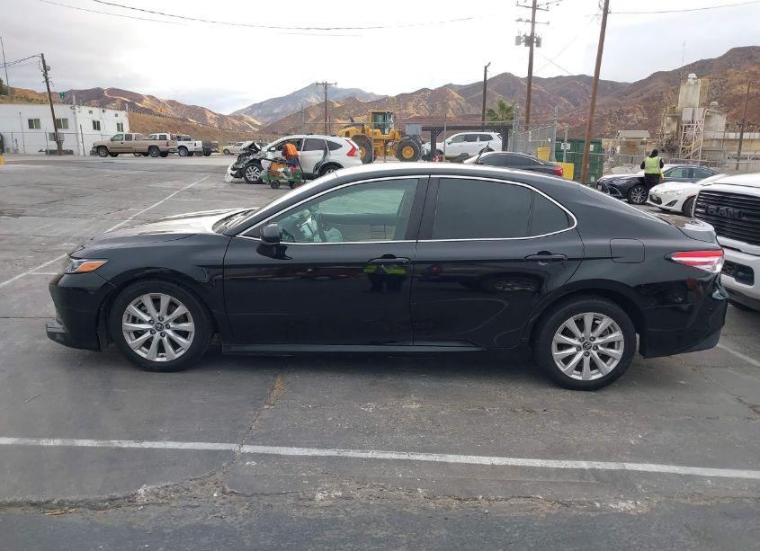 Photo 14 of 2018 Toyota Camry LE (VIN 4T1B11HK3JU627668)