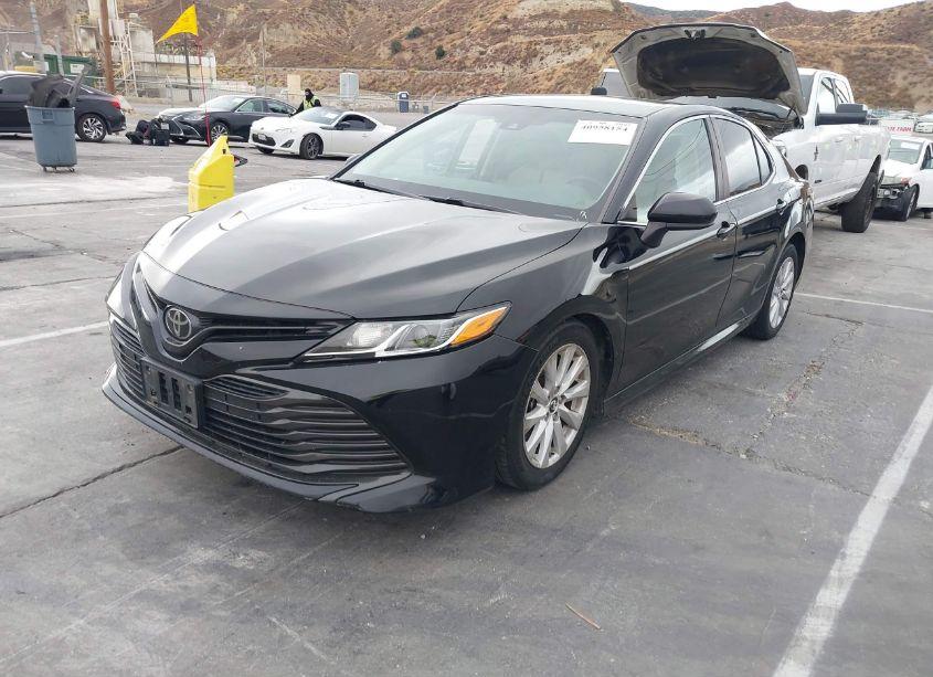 Photo 2 of 2018 Toyota Camry LE (VIN 4T1B11HK3JU627668)