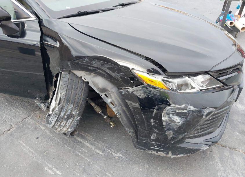 Photo 6 of 2018 Toyota Camry LE (VIN 4T1B11HK3JU627668)