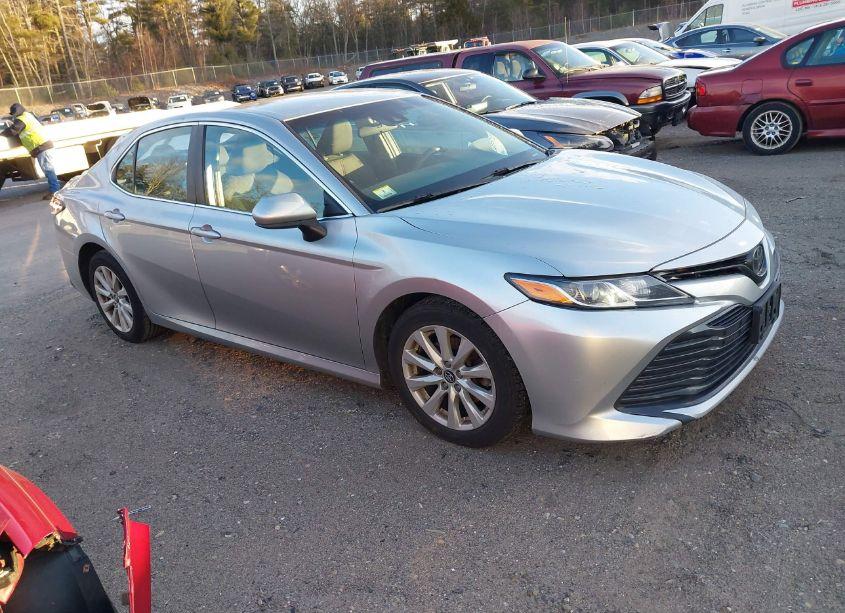 2018 Toyota Camry LE (VIN 4T1B11HK3JU638671) main photo