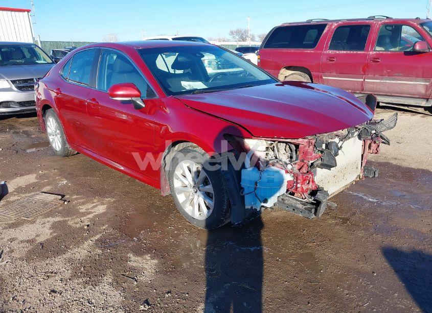 2018 Toyota Camry LE (VIN 4T1B11HK3JU660041) main photo