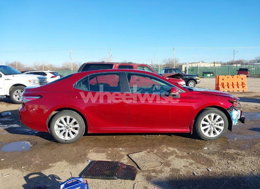 Photo 14 of 2018 Toyota Camry LE (VIN 4T1B11HK3JU660041)