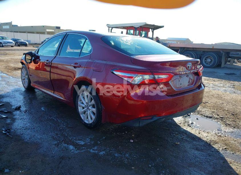 Photo 3 of 2018 Toyota Camry LE (VIN 4T1B11HK3JU660041)