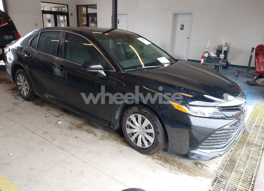 2018 Toyota Camry L (VIN 4T1B11HK3JU662730) main photo