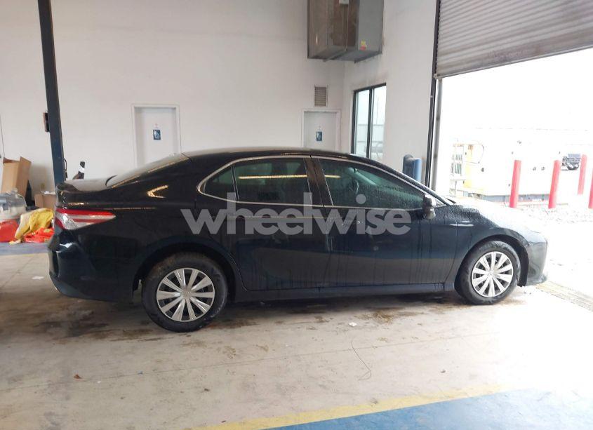 Photo 13 of 2018 Toyota Camry L (VIN 4T1B11HK3JU662730)