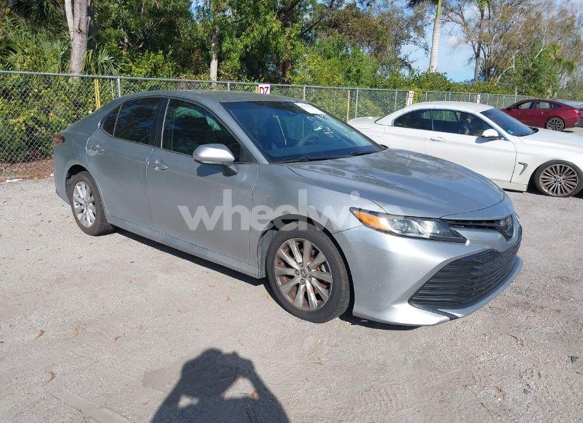 2018 Toyota Camry LE (VIN 4T1B11HK3JU669659) main photo