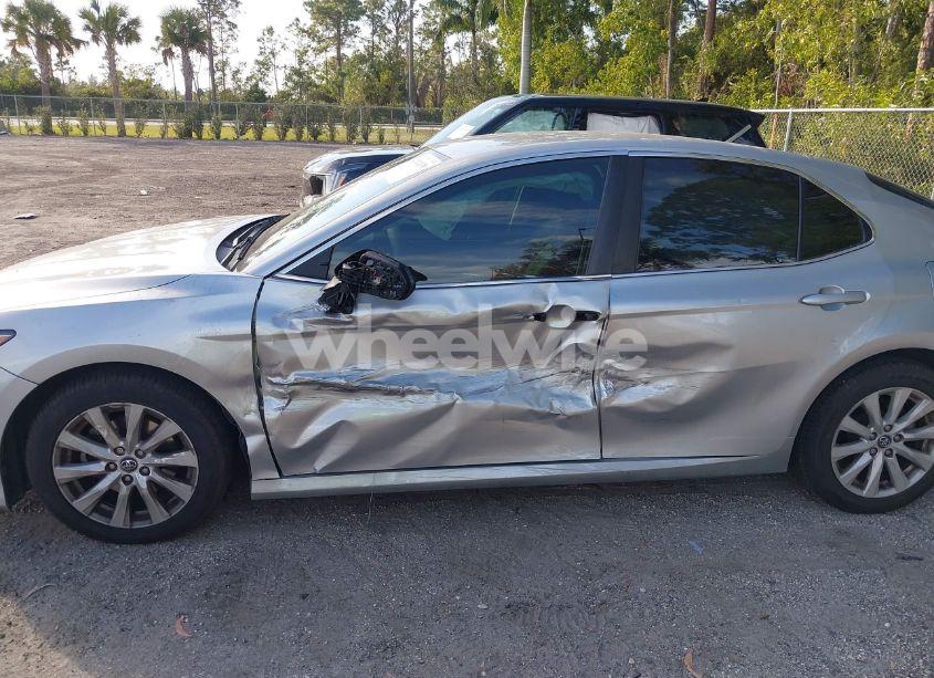 Photo 6 of 2018 Toyota Camry LE (VIN 4T1B11HK3JU669659)