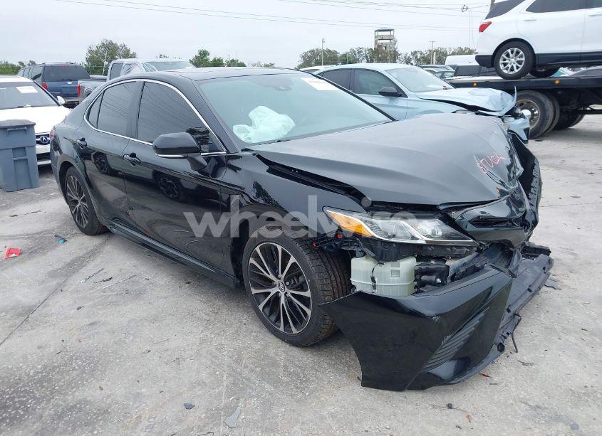 2018 Toyota Camry SE (VIN 4T1B11HK3JU672593) main photo