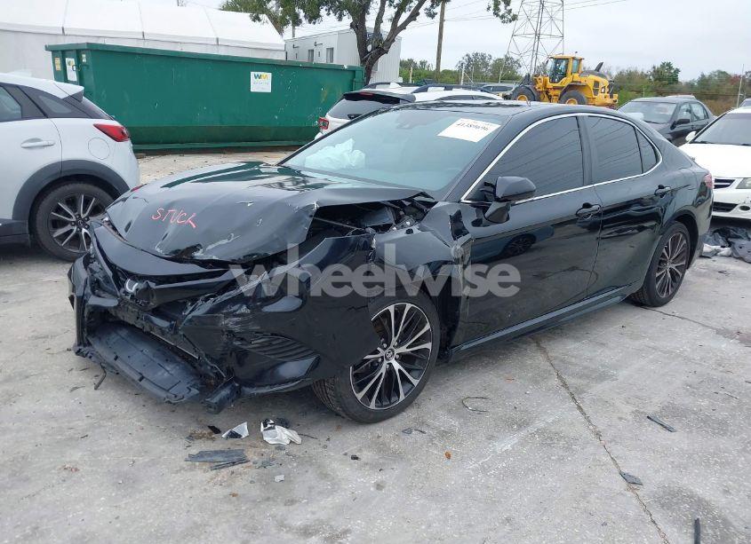 Photo 2 of 2018 Toyota Camry SE (VIN 4T1B11HK3JU672593)