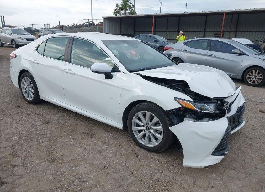 2019 Toyota Camry LE (VIN 4T1B11HK3KU160270) main photo