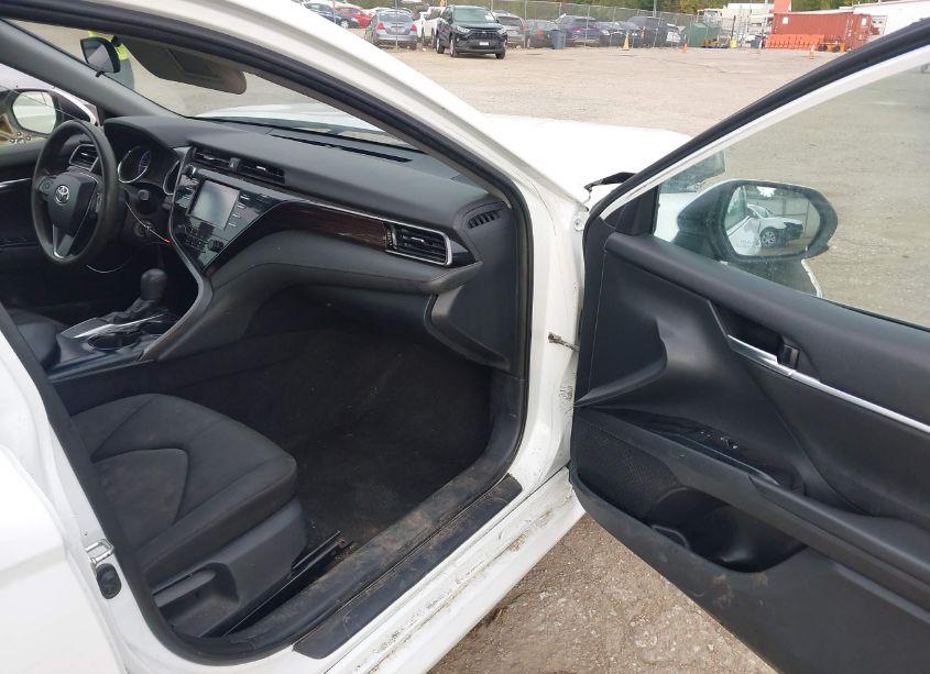 Photo 5 of 2019 Toyota Camry LE (VIN 4T1B11HK3KU160270)