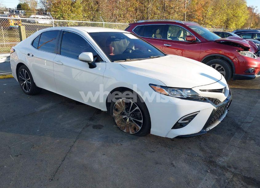 2019 Toyota Camry SE (VIN 4T1B11HK3KU189056) main photo