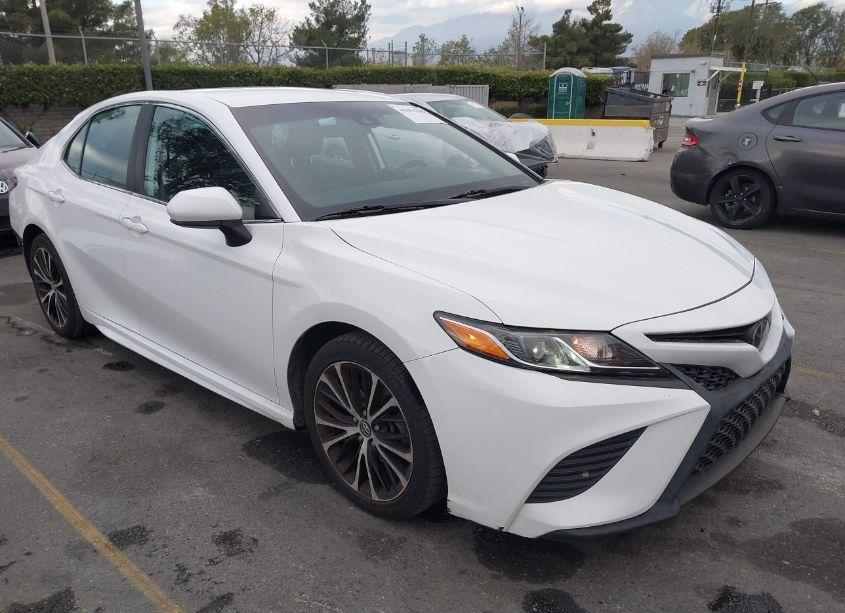 2019 Toyota Camry SE (VIN 4T1B11HK3KU218541) main photo