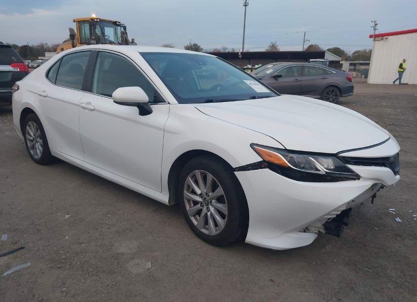 2019 Toyota Camry LE (VIN 4T1B11HK3KU233301) main photo