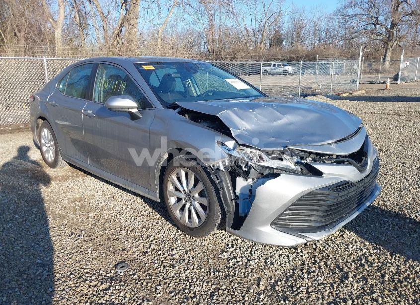 2019 Toyota Camry LE (VIN 4T1B11HK3KU241995) main photo