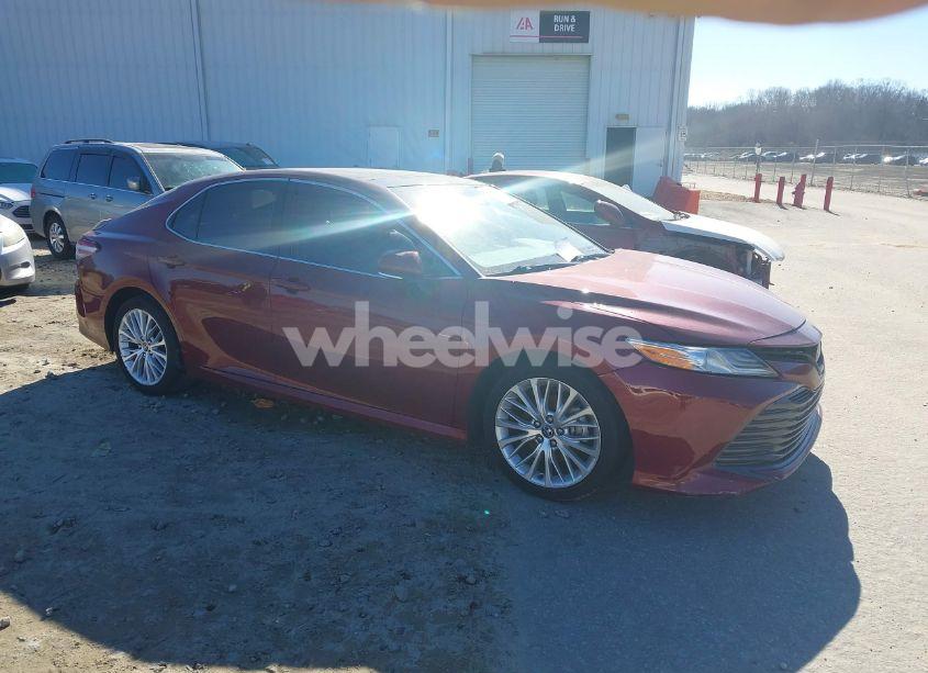 2019 Toyota Camry XLE (VIN 4T1B11HK3KU243570) main photo