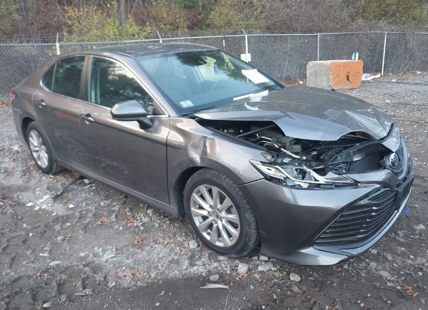 2019 Toyota Camry LE (VIN 4T1B11HK3KU252995) main photo