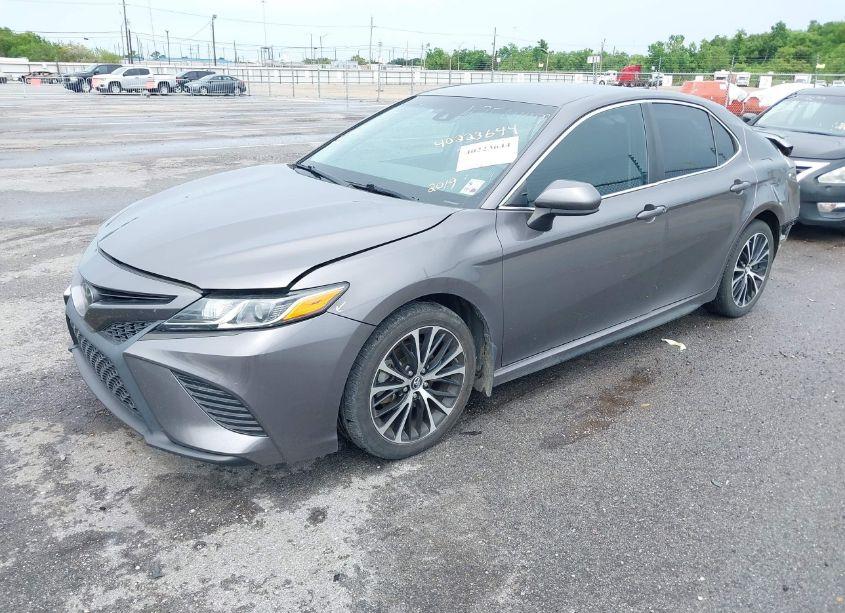 Photo 2 of 2019 Toyota Camry SE (VIN 4T1B11HK3KU276780)