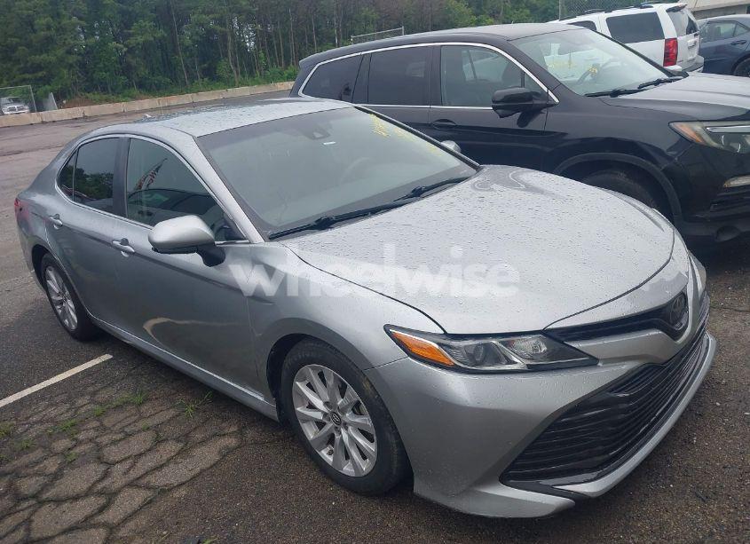 2019 Toyota Camry LE (VIN 4T1B11HK3KU691923) main photo