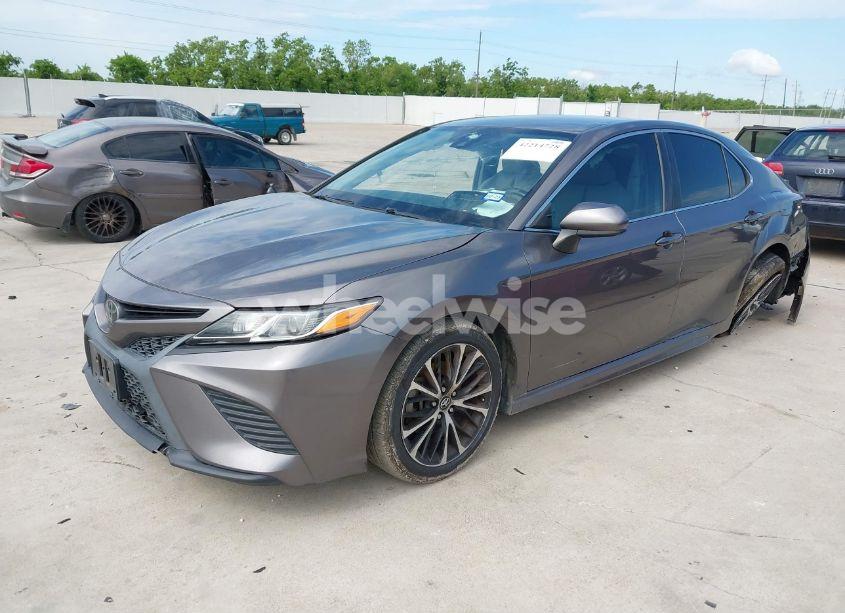 Photo 2 of 2019 Toyota Camry SE (VIN 4T1B11HK3KU696071)