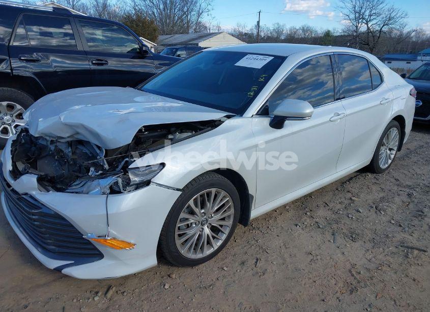 Photo 2 of 2019 Toyota Camry XLE (VIN 4T1B11HK3KU719915)