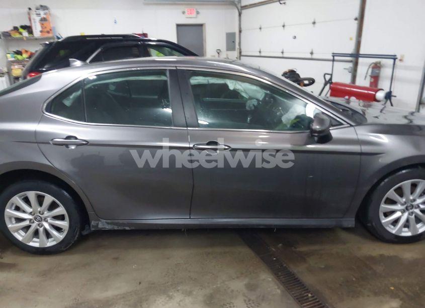 Photo 14 of 2019 Toyota Camry LE (VIN 4T1B11HK3KU762053)