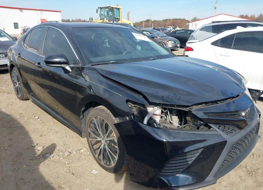 2019 Toyota Camry SE (VIN 4T1B11HK3KU783484) main photo