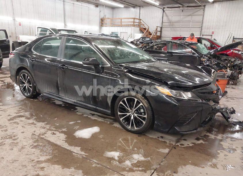 2019 Toyota Camry SE (VIN 4T1B11HK3KU784005) main photo
