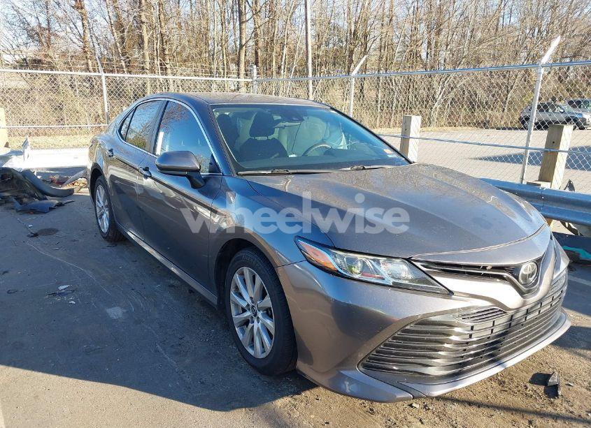 2019 Toyota Camry LE (VIN 4T1B11HK3KU820677) main photo