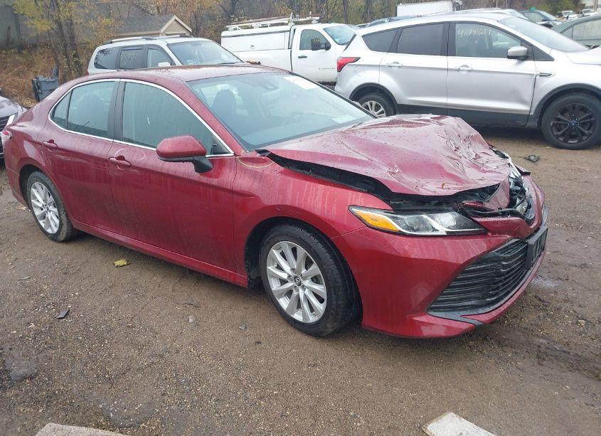 2019 Toyota Camry LE (VIN 4T1B11HK3KU825989) main photo