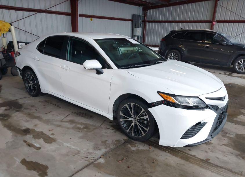 2019 Toyota Camry SE (VIN 4T1B11HK3KU845028) main photo