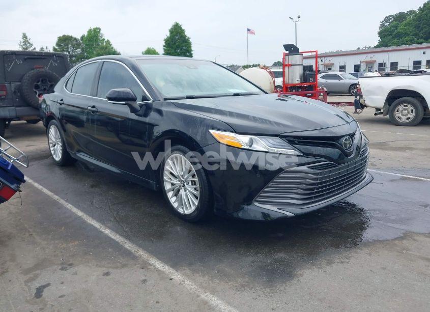 2018 Toyota Camry XLE (VIN 4T1B11HK4JU002695) main photo