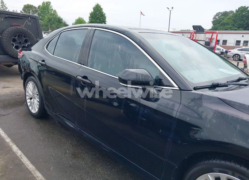 Photo 14 of 2018 Toyota Camry XLE (VIN 4T1B11HK4JU002695)