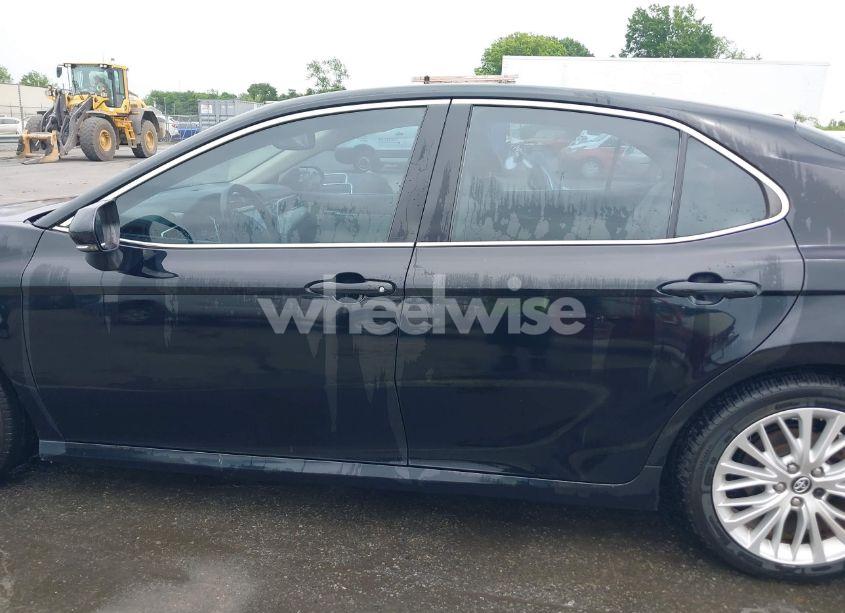 Photo 15 of 2018 Toyota Camry XLE (VIN 4T1B11HK4JU002695)