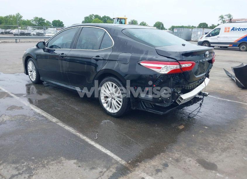 Photo 3 of 2018 Toyota Camry XLE (VIN 4T1B11HK4JU002695)