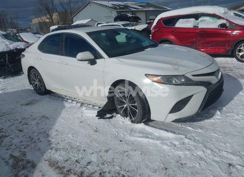 2018 Toyota Camry SE (VIN 4T1B11HK4JU031100) main photo