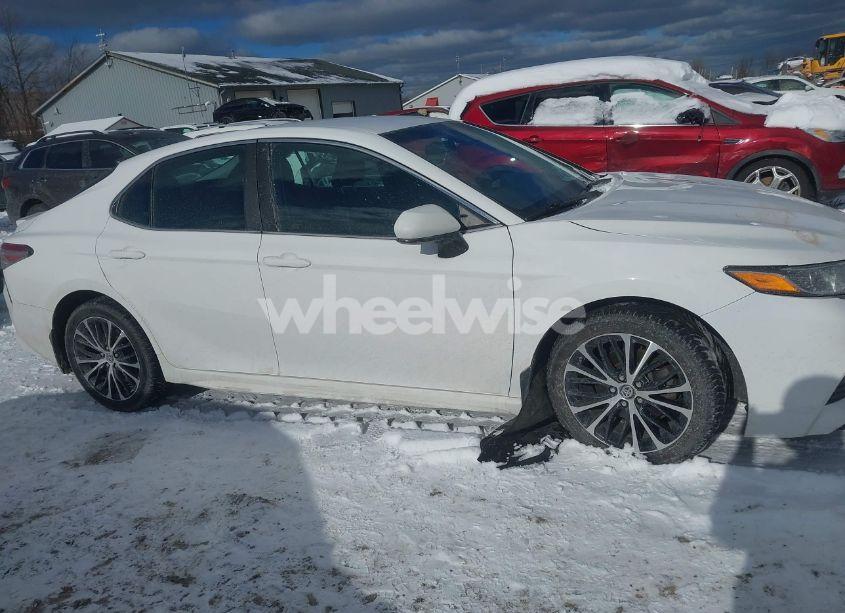 Photo 13 of 2018 Toyota Camry SE (VIN 4T1B11HK4JU031100)