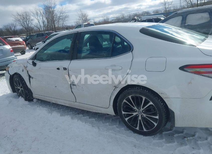 Photo 14 of 2018 Toyota Camry SE (VIN 4T1B11HK4JU031100)