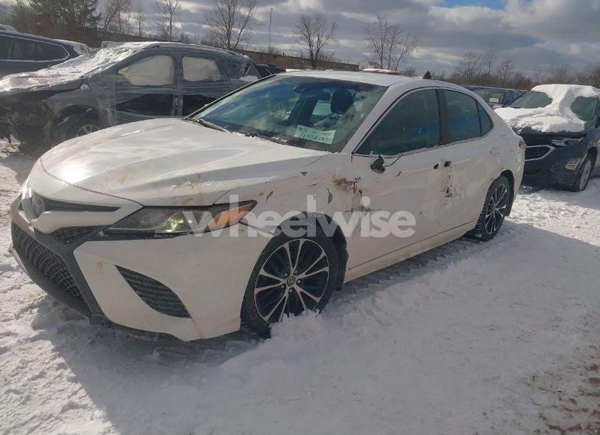 Photo 2 of 2018 Toyota Camry SE (VIN 4T1B11HK4JU031100)