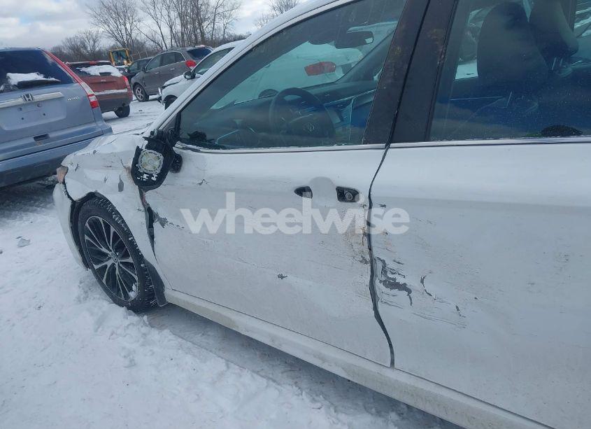 Photo 6 of 2018 Toyota Camry SE (VIN 4T1B11HK4JU031100)