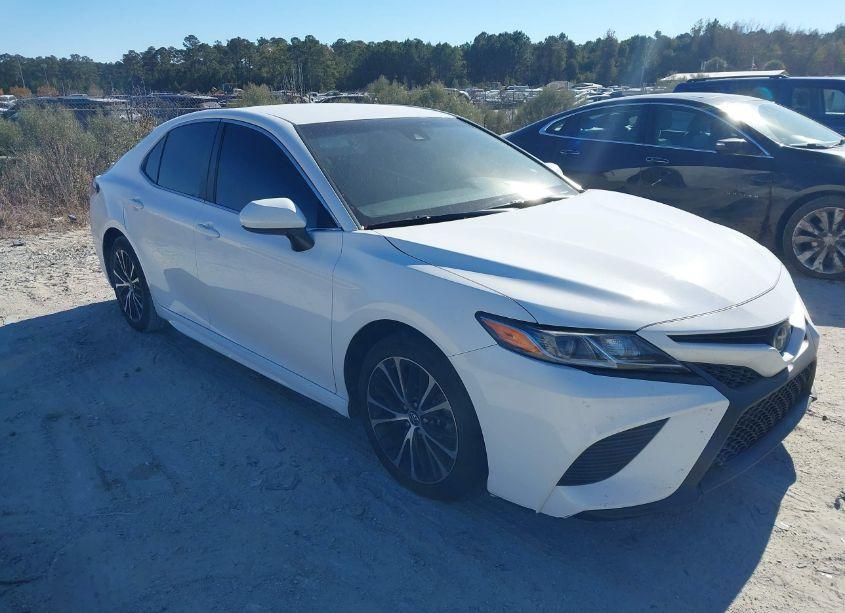 2018 Toyota Camry SE (VIN 4T1B11HK4JU036801) main photo