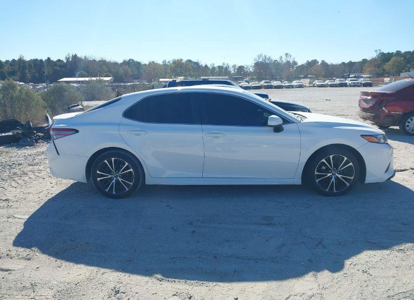 Photo 13 of 2018 Toyota Camry SE (VIN 4T1B11HK4JU036801)