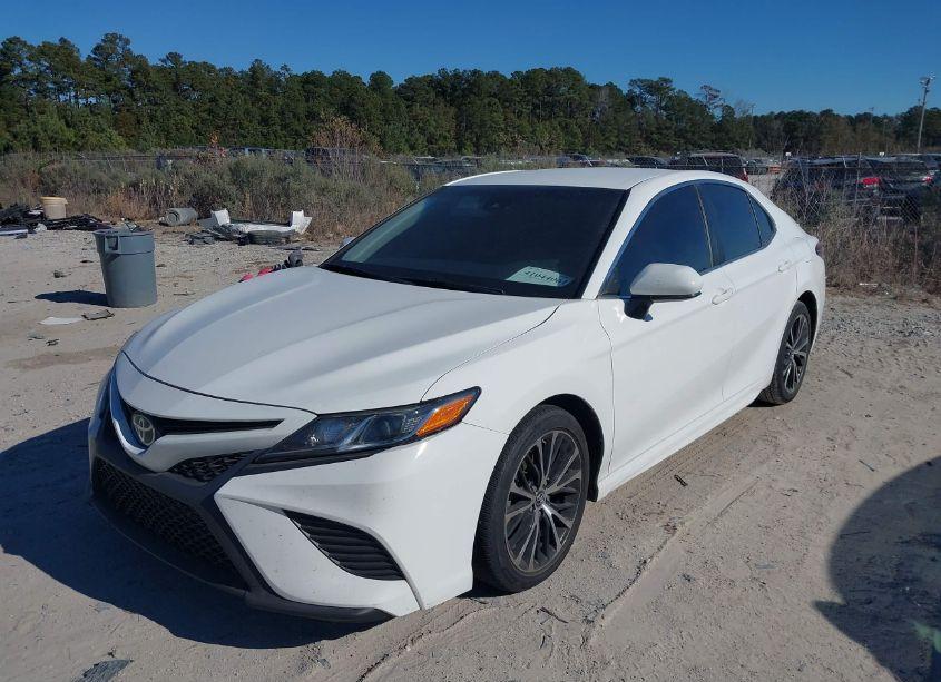 Photo 2 of 2018 Toyota Camry SE (VIN 4T1B11HK4JU036801)