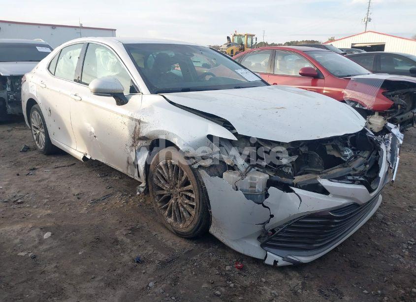 2018 Toyota Camry XLE (VIN 4T1B11HK4JU040136) main photo