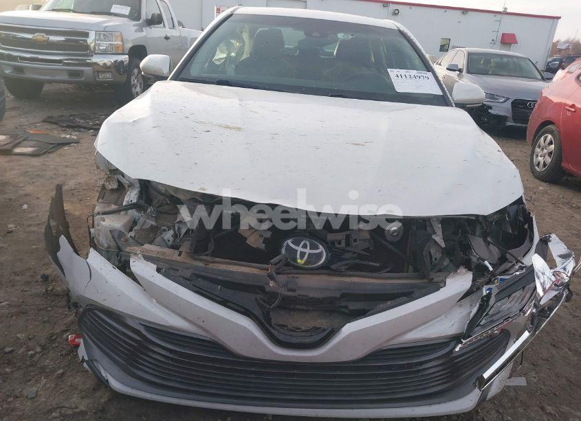 Photo 12 of 2018 Toyota Camry XLE (VIN 4T1B11HK4JU040136)