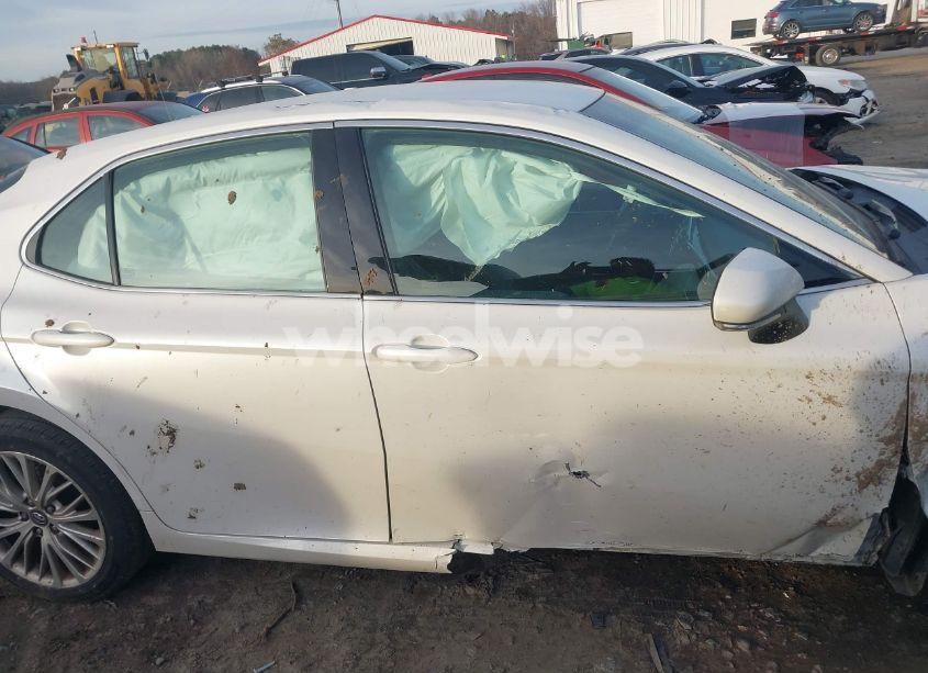 Photo 13 of 2018 Toyota Camry XLE (VIN 4T1B11HK4JU040136)